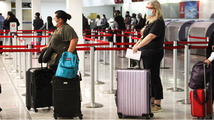 Denuncian nulas medidas sanitarias a viajeros en el AICM