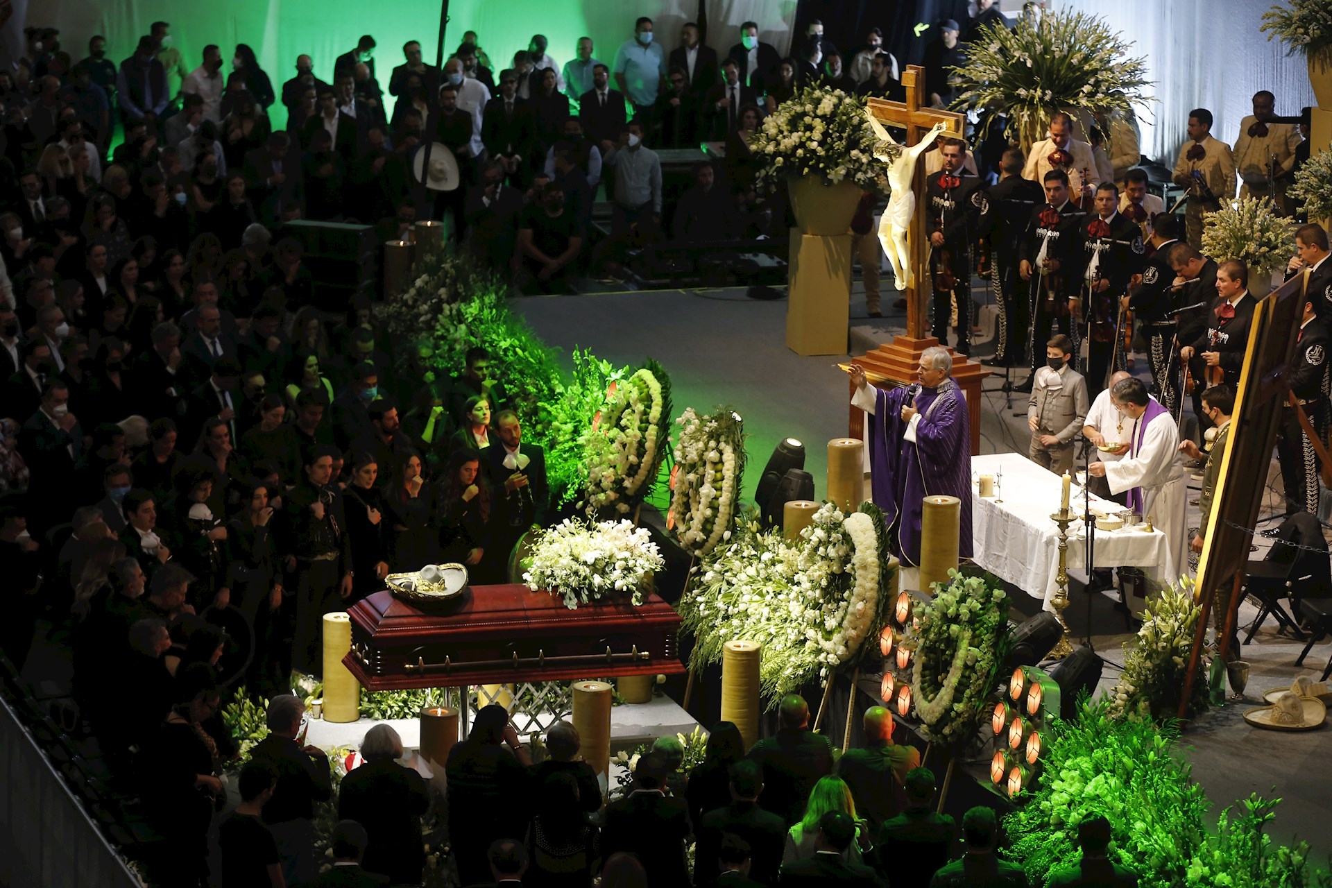 Trasladan los restos de Vicente Fernández a la capilla del rancho ‘Los Tres Potrillos’