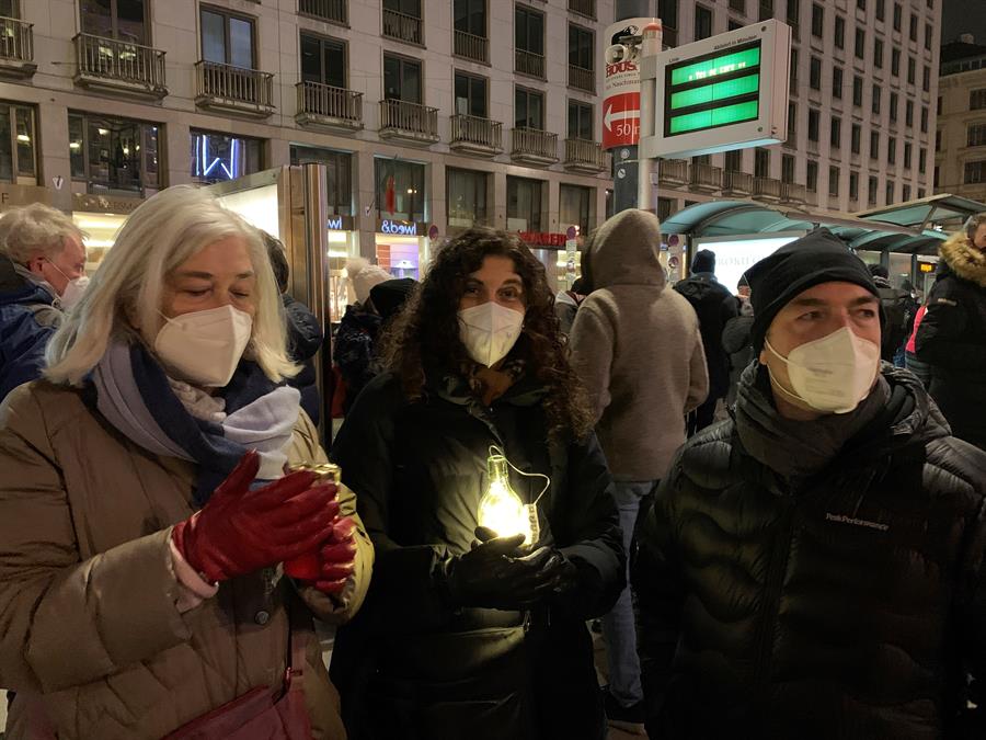 Miles de personas conmemoran en Viena a las víctimas por el COVID-19 - viena-conmemoracion-victimas-covid-19-2
