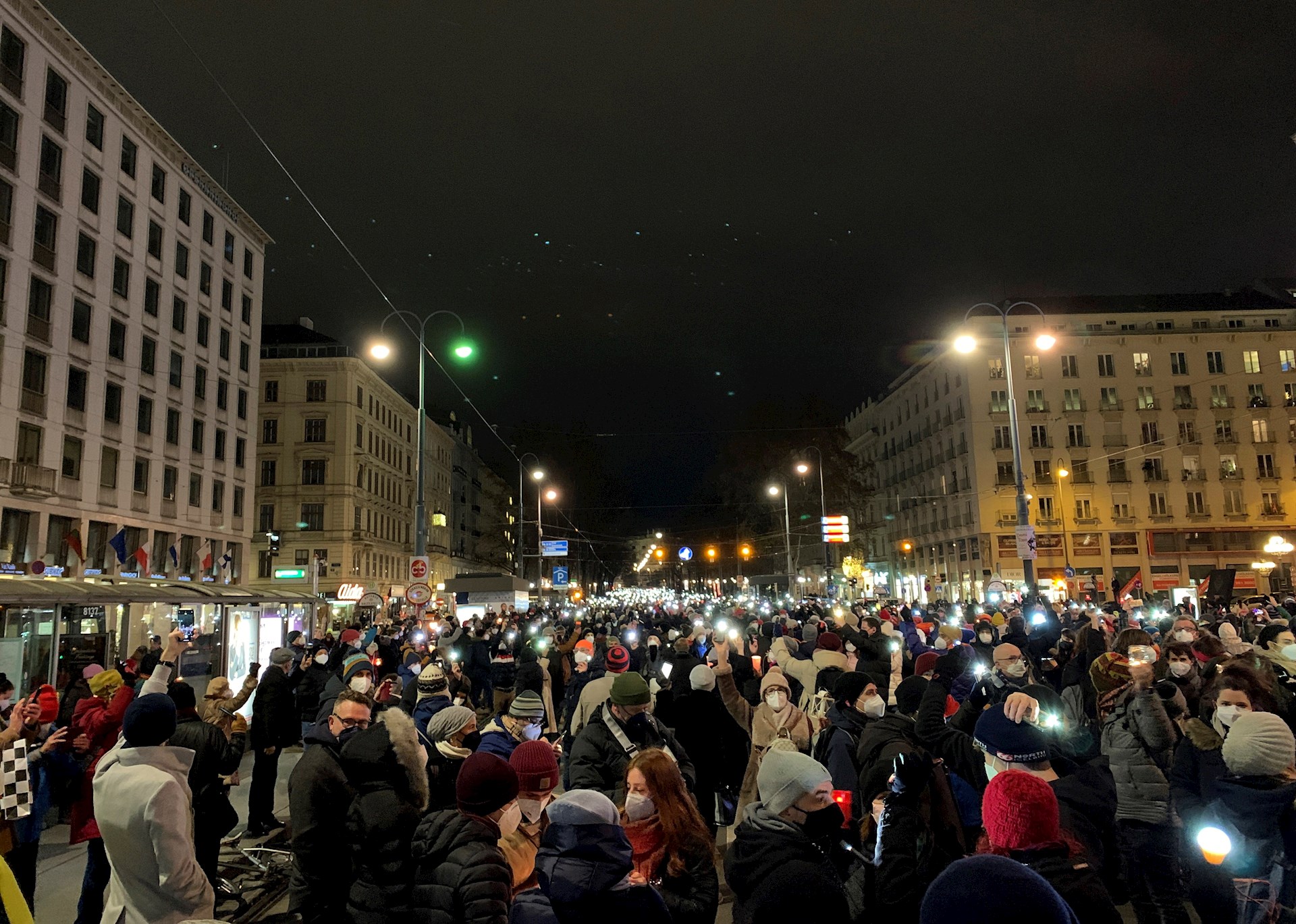 Miles de personas conmemoran en Viena a las víctimas por el COVID-19
