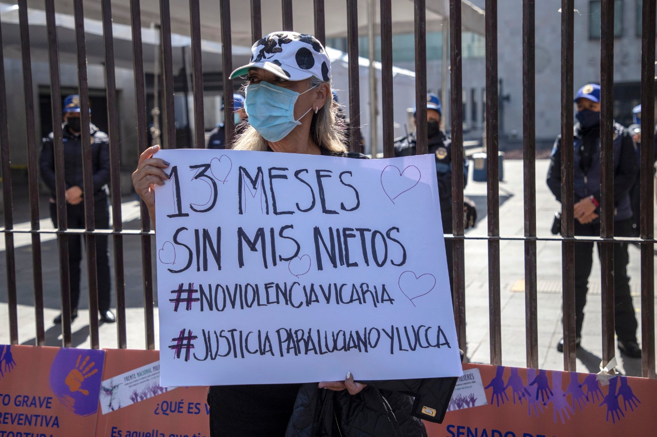 Madres mexicanas protestan con esferas contra la violencia vicaria