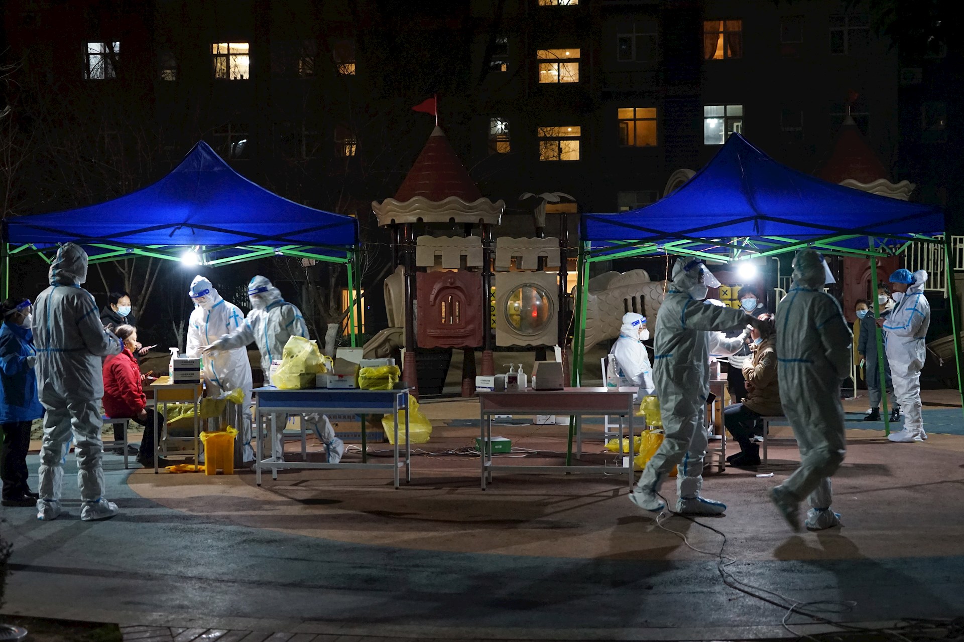 Sancionan a 26 responsables de rebrote de COVID-19 que mantiene confinada a ciudad en China