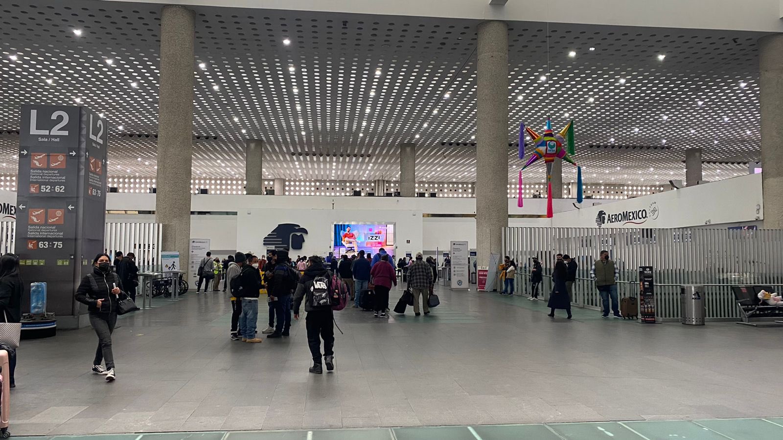 Continúa el caos en AICM por cancelación de vuelos