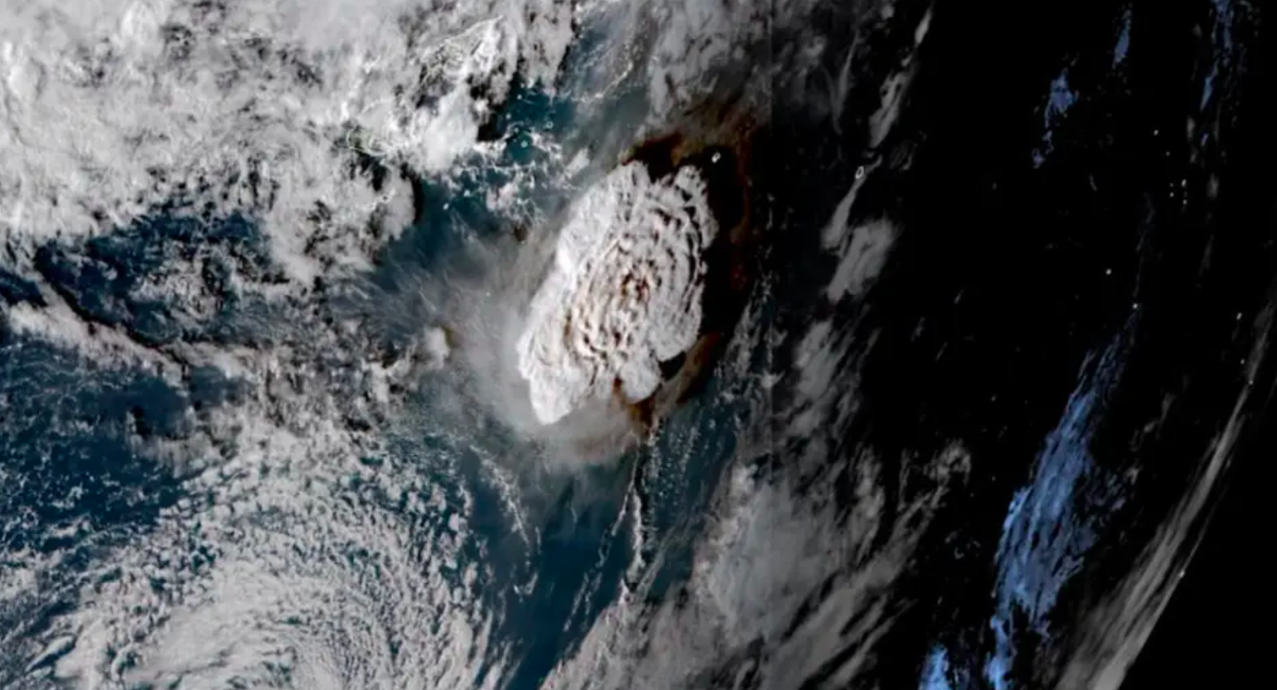 Activan alerta de tsunami en EE.UU. tras erupción en Tonga