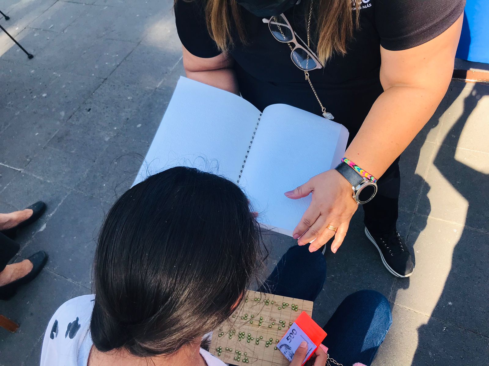 ¿Cómo funciona el alfabeto braille?