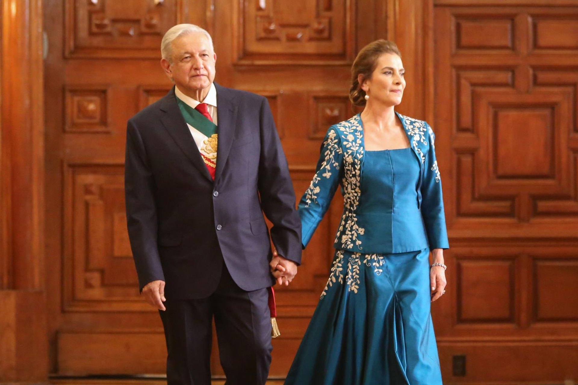 Simpatizantes llevan serenata a Beatriz Gutiérrez por su cumpleaños