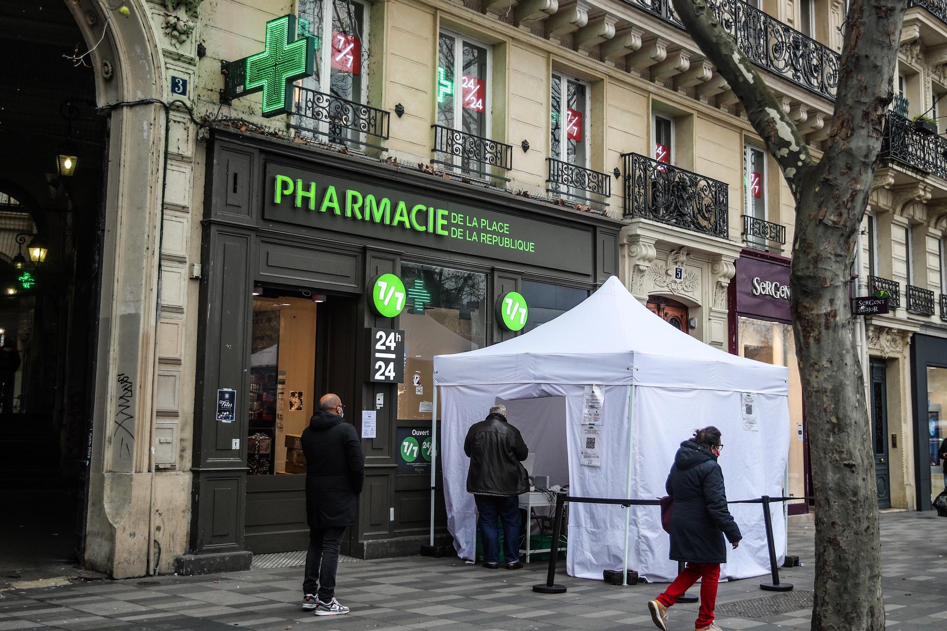 Francia supera las 130 mil muertes por COVID-19 con contagios muy altos