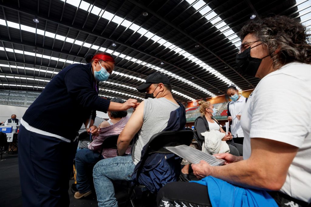 Ómicron dispara los casos en México y presiona al sistema de salud - aplicacion-en-cdmx-de-dosis-de-refuerzo-a-adultos-de-50-a-59-anos-1024x683