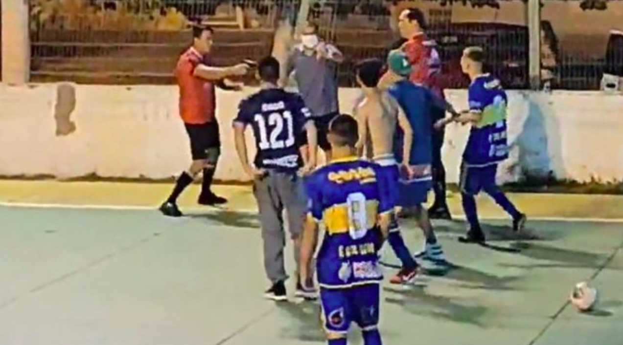 #Video Árbitro amenaza con una pistola a jugadores en Brasil