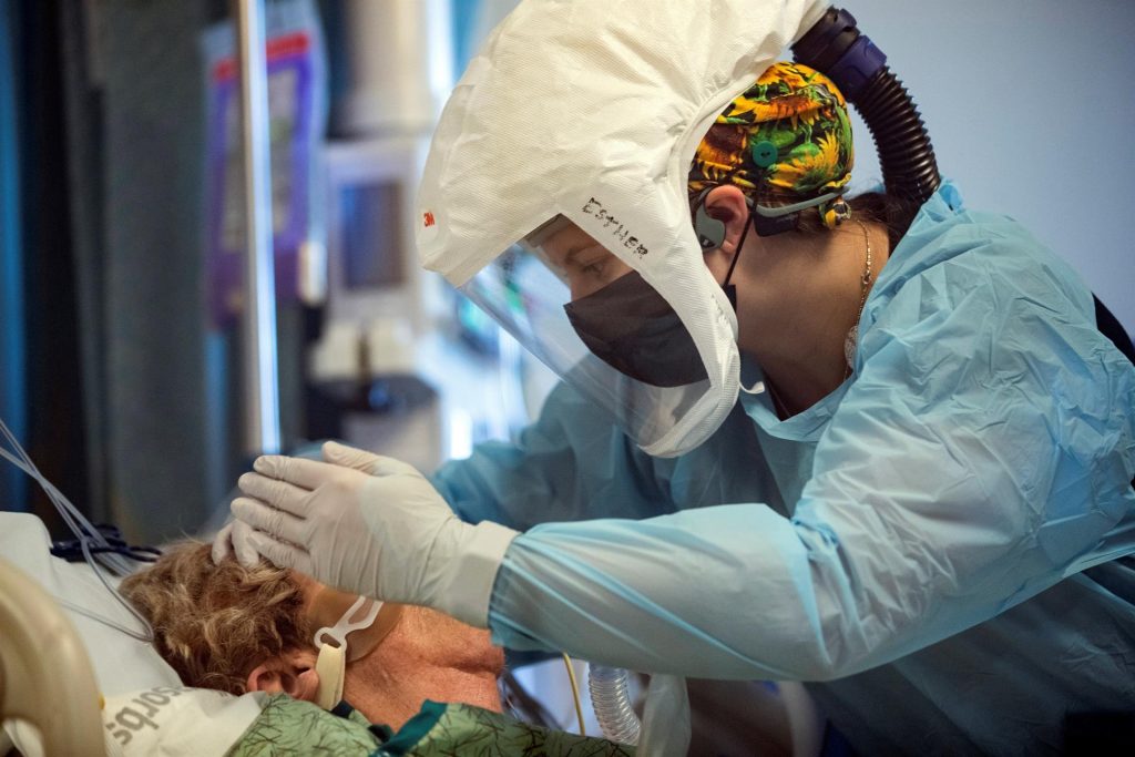 Estados Unidos supera las 900 mil muertes por COVID-19 - atencion-de-persona-con-covid-19-en-california-estados-unidos-eeuu-1024x683