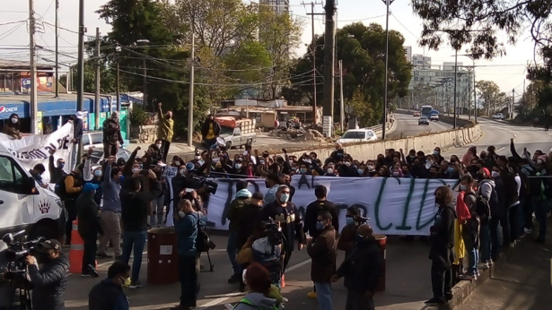 Estudiantes del CIDE cierran la carretera México-Toluca; amagan con bloqueo permanente