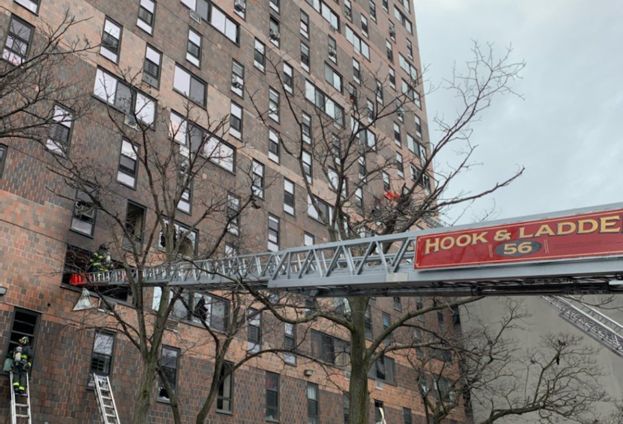 Treinta heridos de gravedad deja incendio en edificio en Nueva York