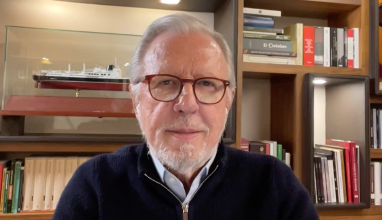 AMLO, cese, crítica y premio