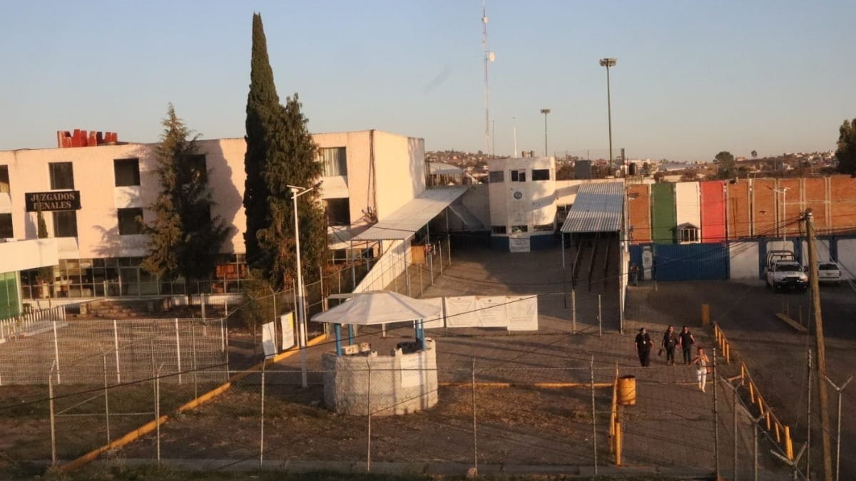 Detienen a 19 trabajadores del Cereso de San Miguel, Puebla, por caso de bebé