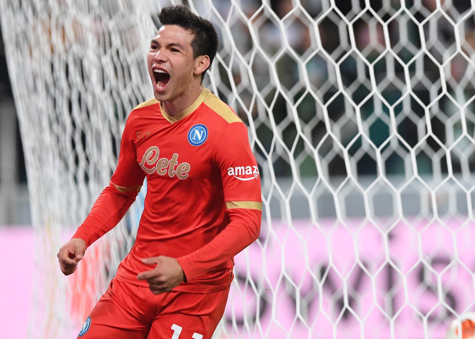 #Video Expulsan a Chucky Lozano en Copa de Italia por plancha sobre rival