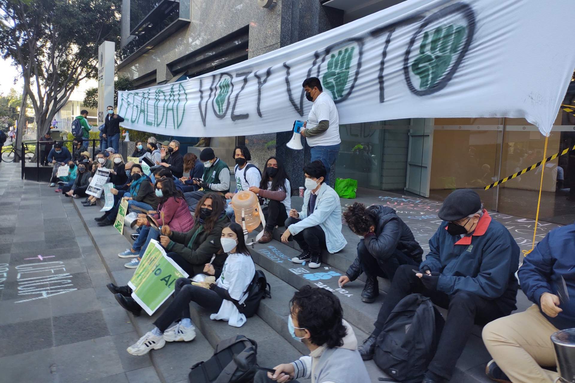 Con ‘cacerolazos’, comunidad del CIDE se manifiesta en el Conacyt Con ‘cacerolazos’, comunidad del CIDE se manifiesta en el Conacyt