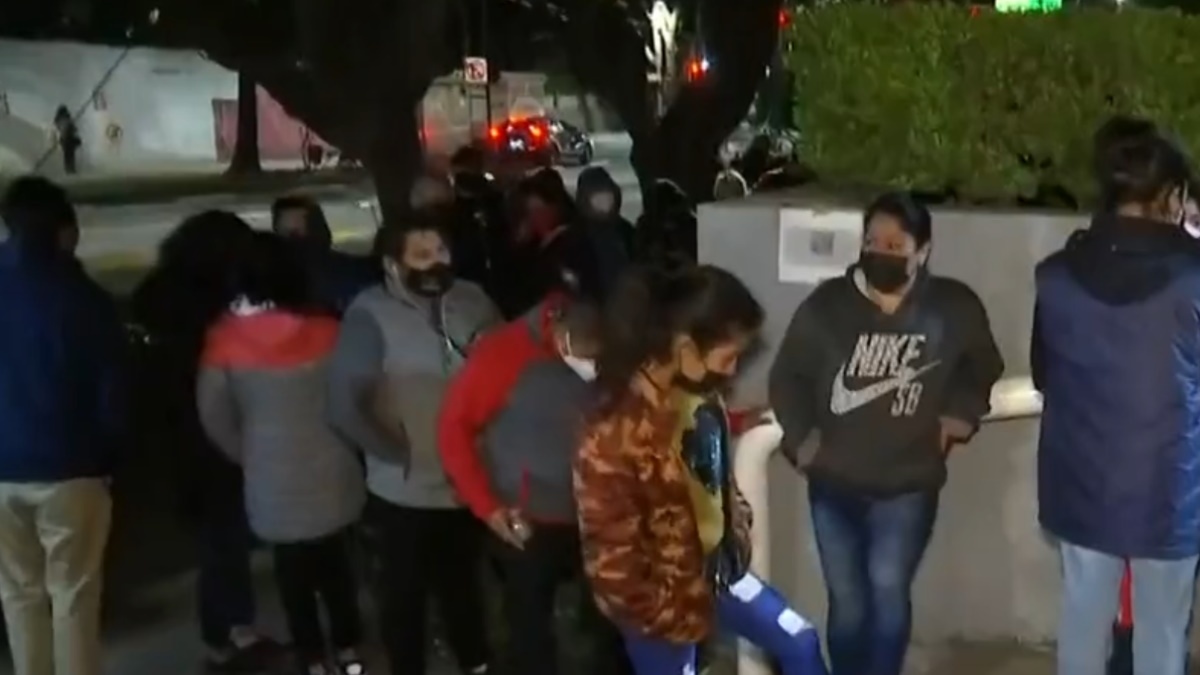 Largas filas en clínicas de la Ciudad de México para acceder a prueba de COVID-19 o consulta Largas filas en clínicas de la Ciudad de México para acceder a prueba de COVID-19 o consulta