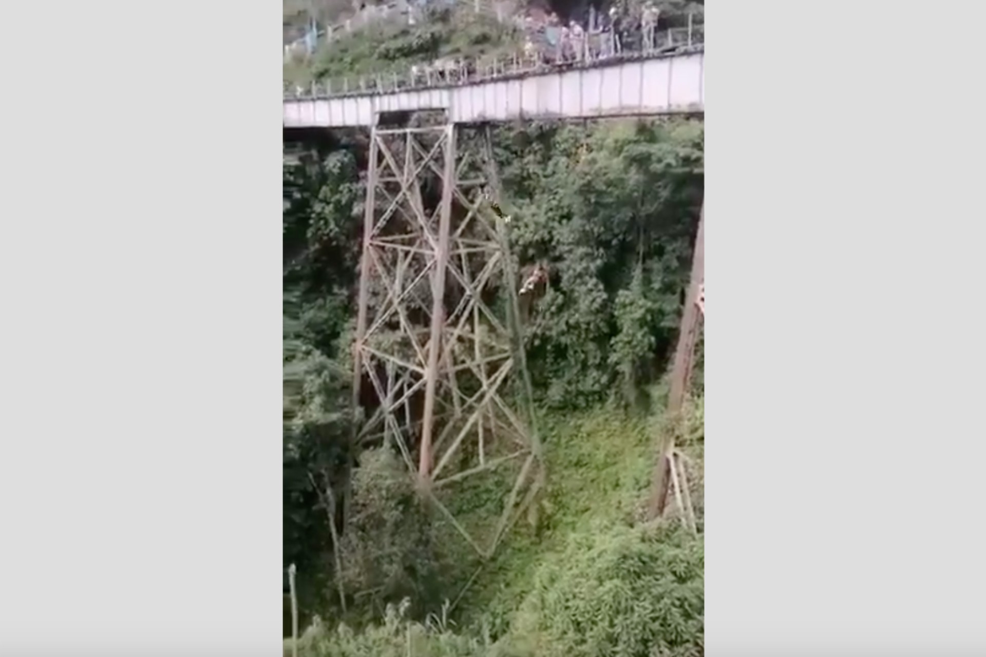 #Video Joven murió tras saltar sin protección de un bungee en Colombia #Video Joven murió tras saltar sin protección de un bungee en Colombia