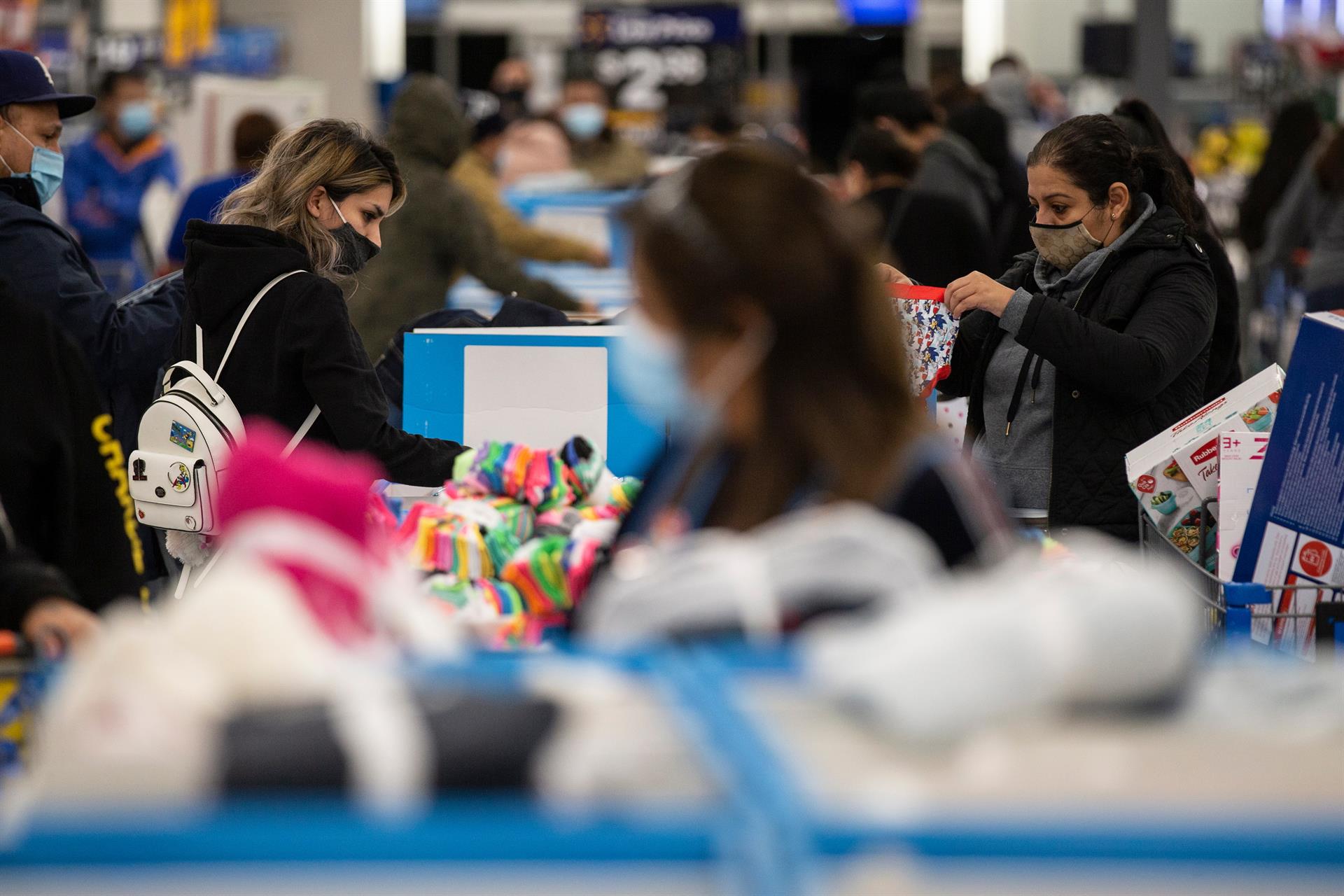 PIB de EE.UU. creció 5.7 % en 2021, mayor avance anual desde 1984