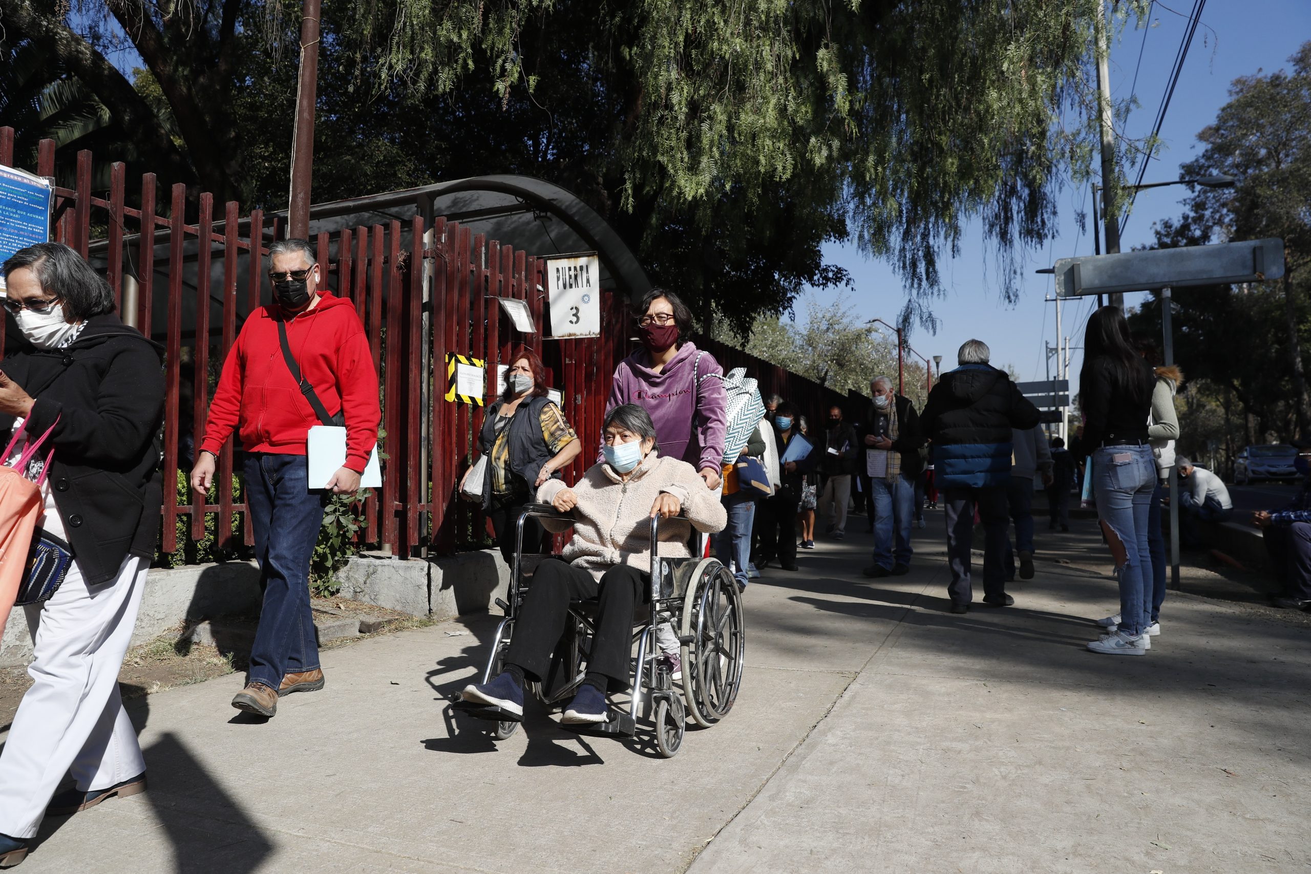 México supera los 300 mil muertos por COVID-19 en medio de ola de contagios México supera los 300 mil muertos por COVID-19 en medio de ola de contagios