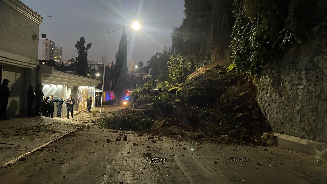 Fuga de agua provoca deslave en la Miguel Hidalgo