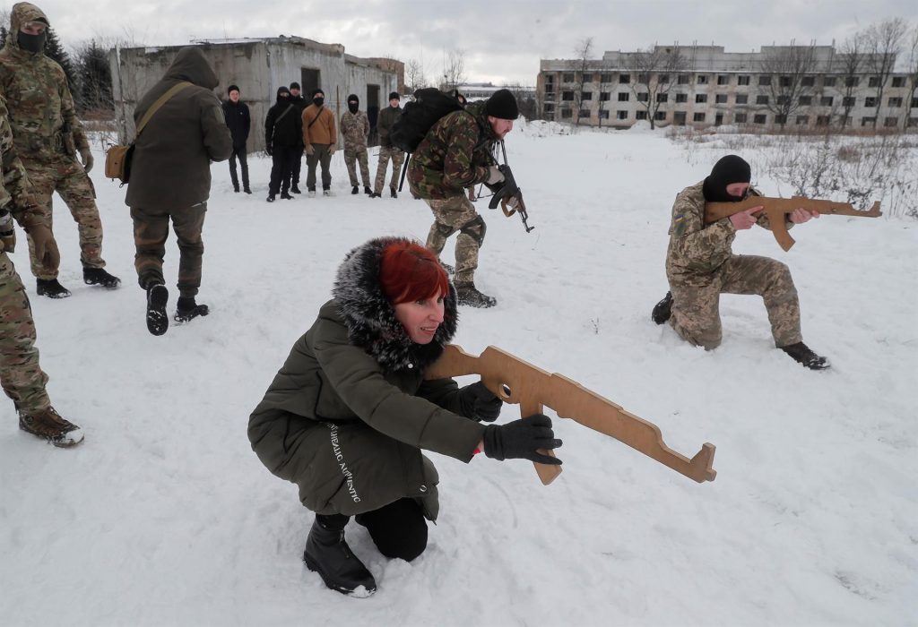 Macron analiza con Biden "esfuerzos diplomáticos y de disuasión" con Rusia - ejercicio-de-entrenamiento-militar-en-ucrania-para-civiles-1024x700