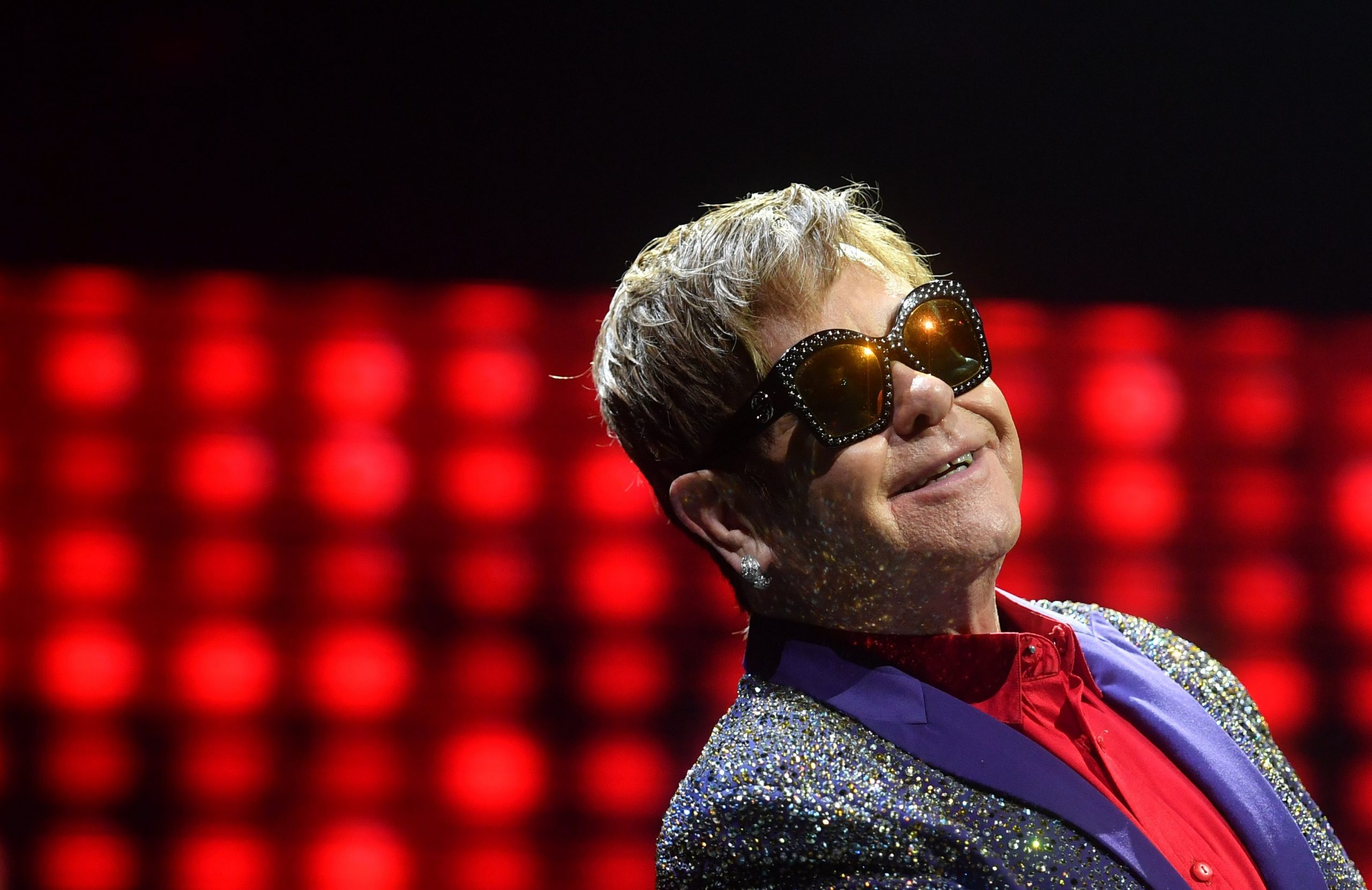 Elton John cancela conciertos en EE.UU. por contagio de COVID-19