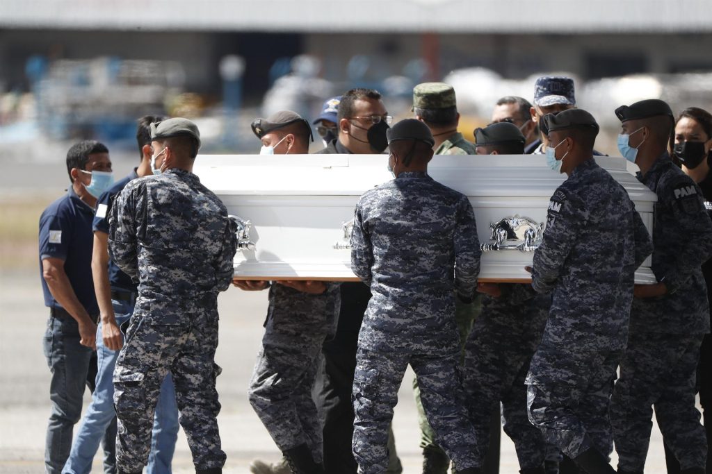Repatrían a Guatemala cuerpos de 19 migrantes muertos en accidente en Chiapas - entre-los-cuerpos-de-migrantes-muertos-repatriados-a-guatemala-se-encuentran-cuatro-menores-de-edad-1024x683