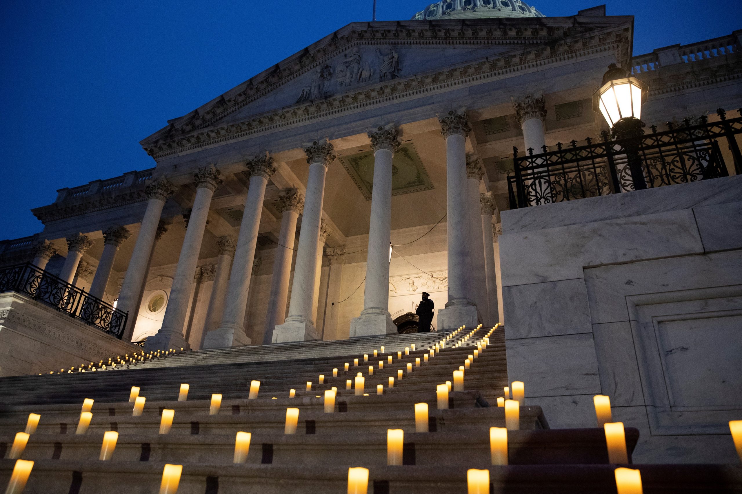 Demócratas cierran su conmemoración de asalto a Capitolio con velas Demócratas cierran su conmemoración de asalto a Capitolio con velas