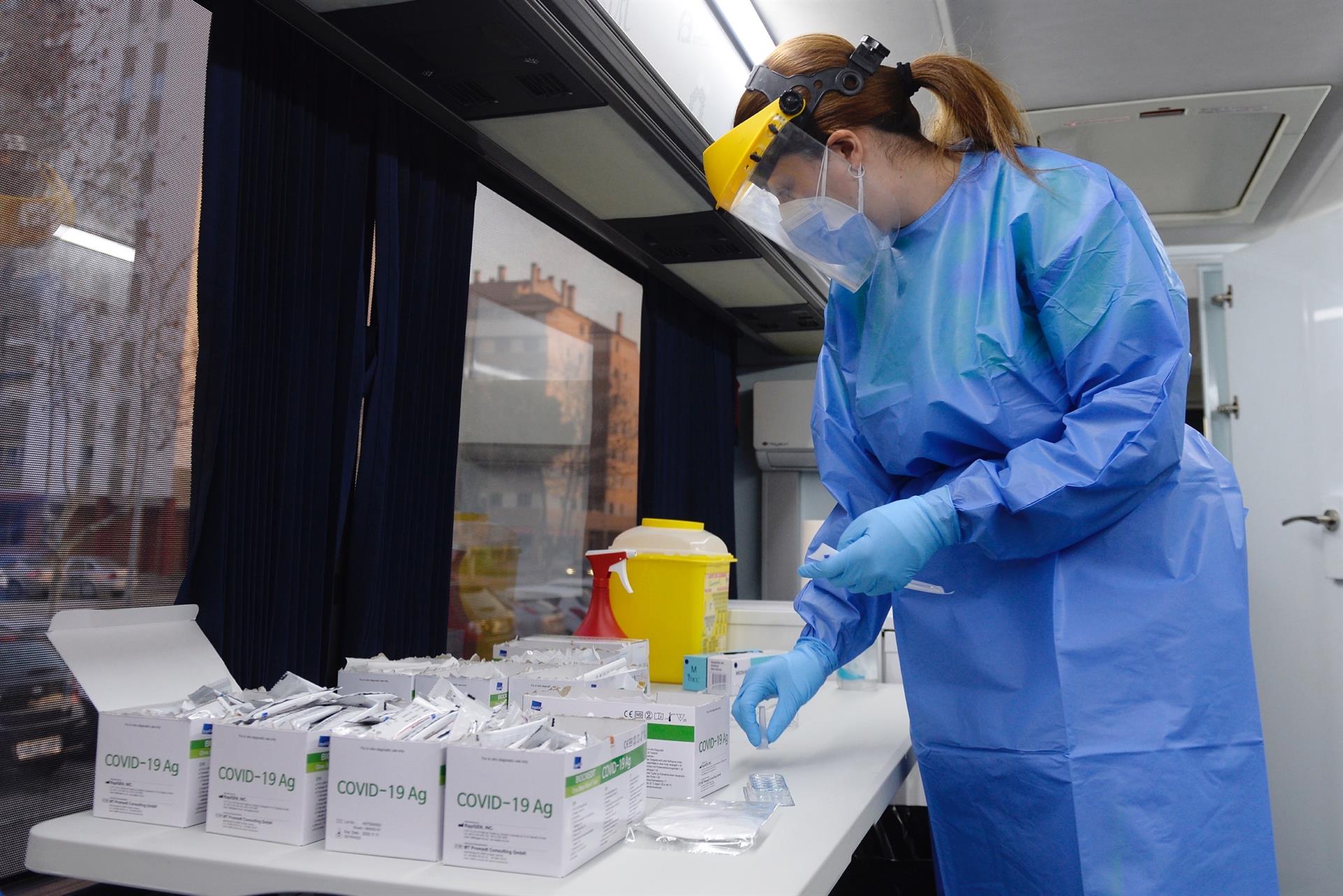 España sigue por encima de 100 mil casos diarios de COVID-19 España sigue por encima de 100 mil casos diarios de COVID-19