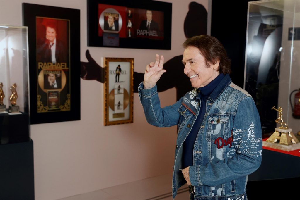 Raphael estrena documental sobre su "vida de película" - exposicion-de-raphael-en-madrid-1024x684