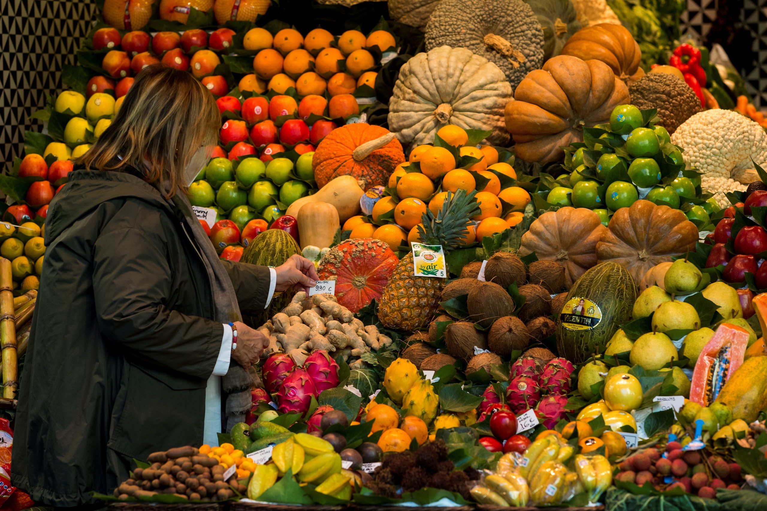Francia prohibe embalaje de frutas y verduras pequeñas en plástico