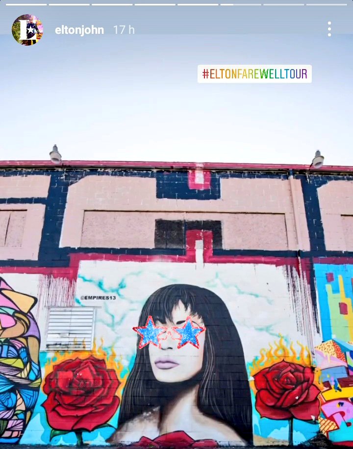 Elton John rinde tributo a Selena durante gira por Texas - historia-de-elton-john-en-visita-a-mural-de-selena-quintanilla