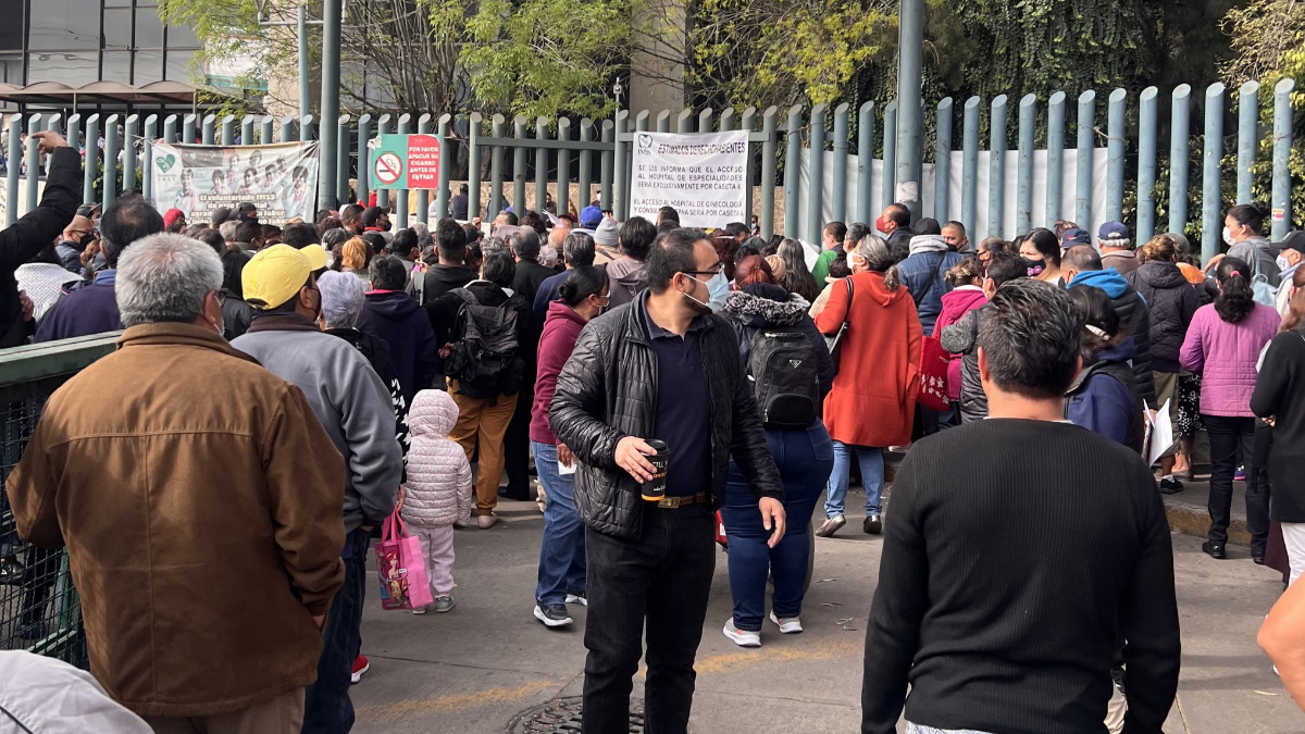 Largas filas en el Centro Médico La Raza para consulta externa Largas filas en el Centro Médico La Raza para consulta externa