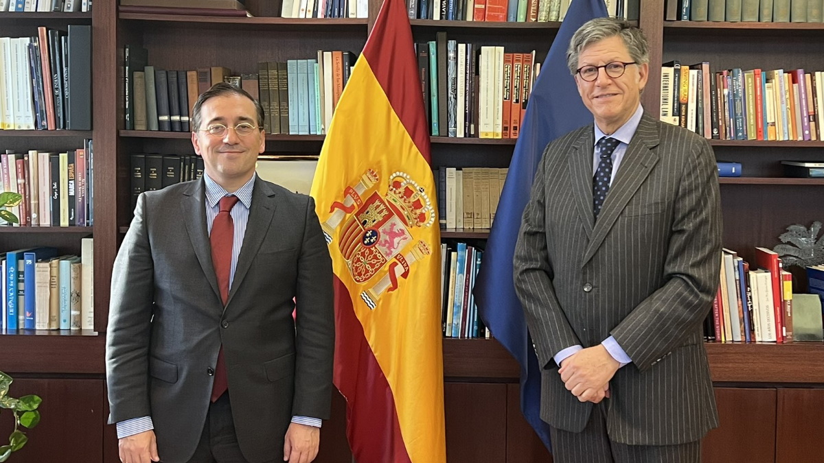 Conversan José Miguel Vivanco, director de HRW, y José Manuel Albares, ministro de Exteriores de España