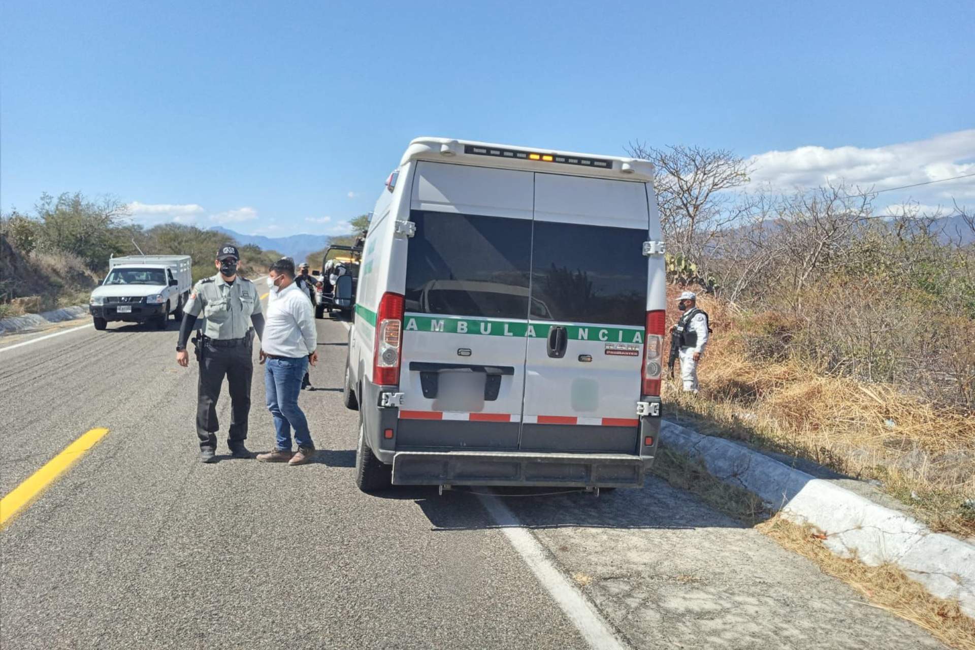 Intercepta INM a 28 migrantes que viajaban en ambulancia falsa del IMSS