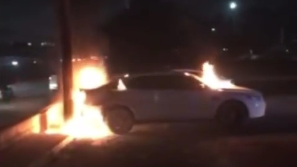 #Video Incendian auto frente a Fiscalía en Tijuana