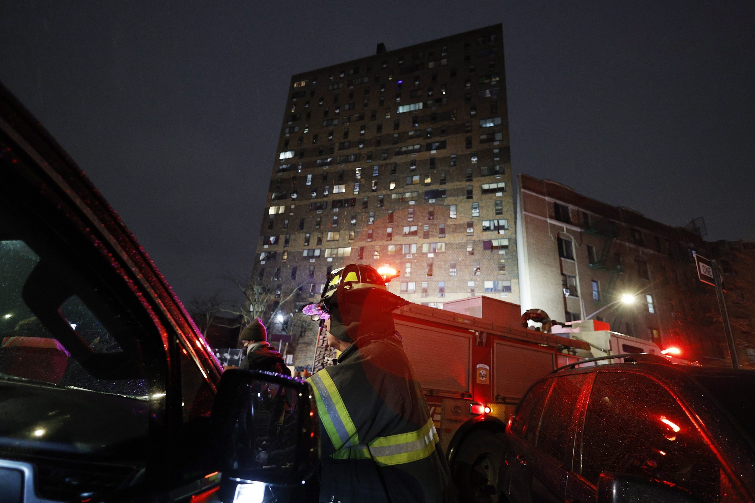 Estufa eléctrica, probable causa de incendio de edificio en Nueva York que dejó 19 muertos