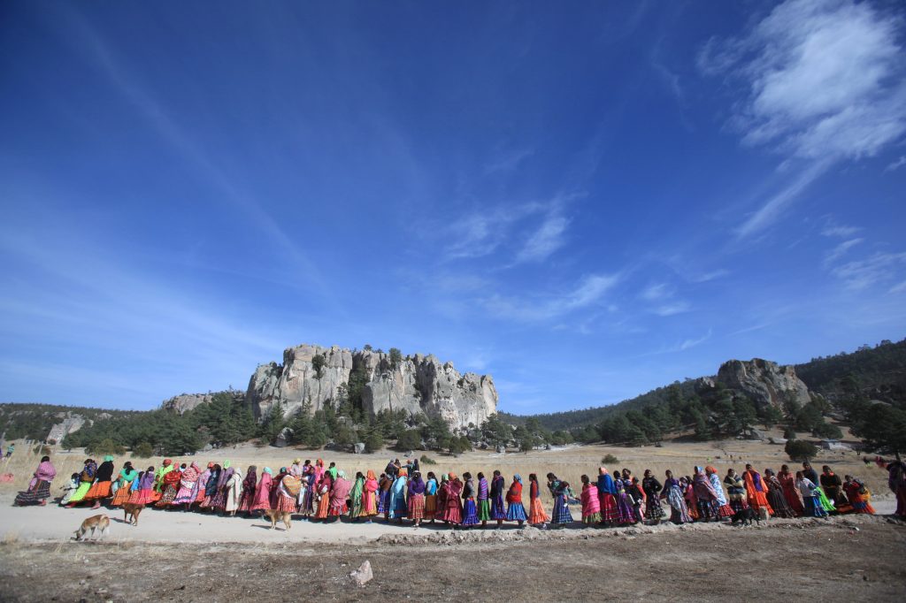 Habitantes de Sierra de Chihuahua reclaman abandono del Gobierno de México - indigenas-raramuris-en-guachochi1-1024x682