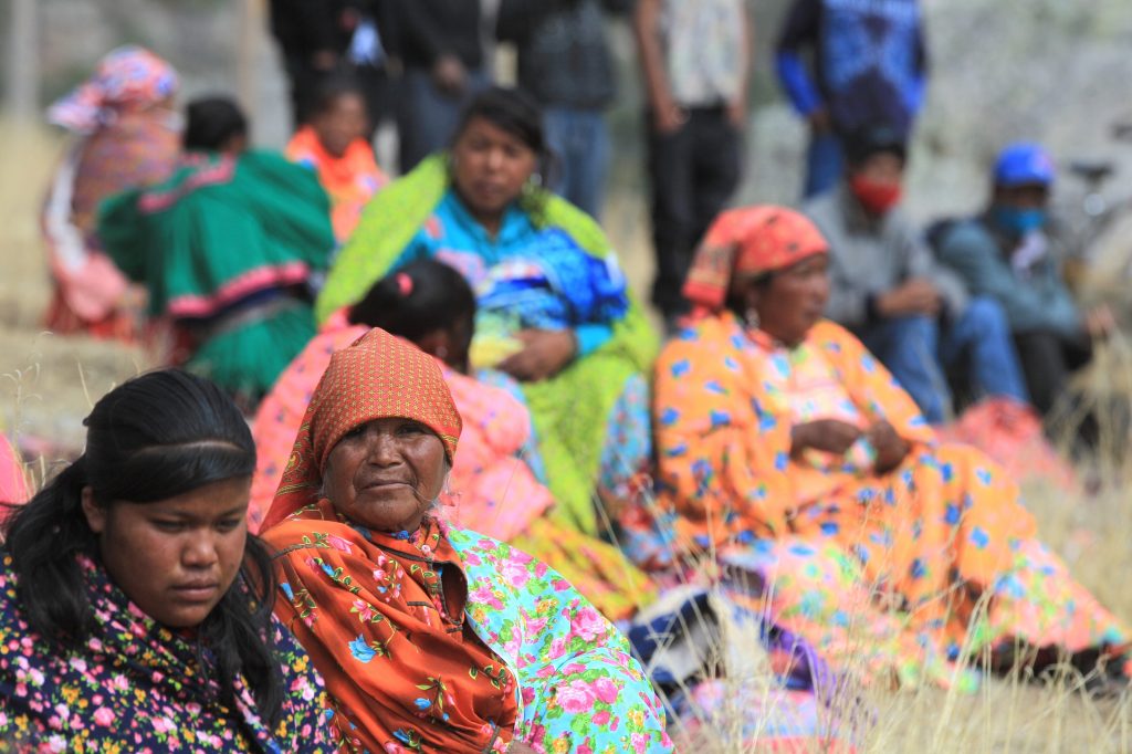 Habitantes de Sierra de Chihuahua reclaman abandono del Gobierno de México - indigenas-raramuris-en-guachochi2-1024x682