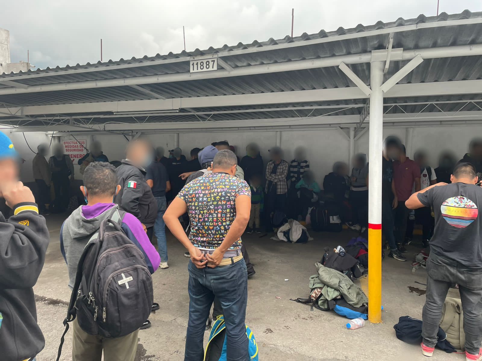 Localizan a 69 migrantes en un tractocamión en Veracruz