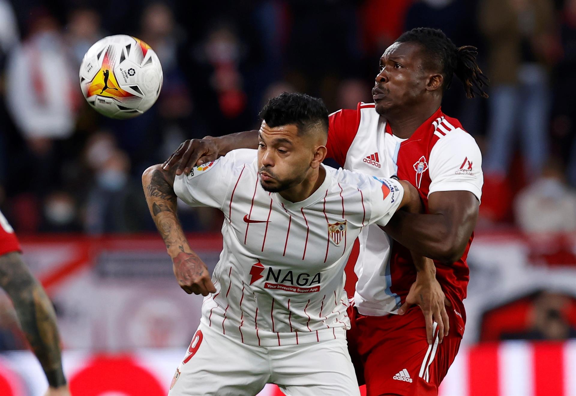 Corona y Araujo fueron titulares en empate a dos goles entre Sevilla y Celta