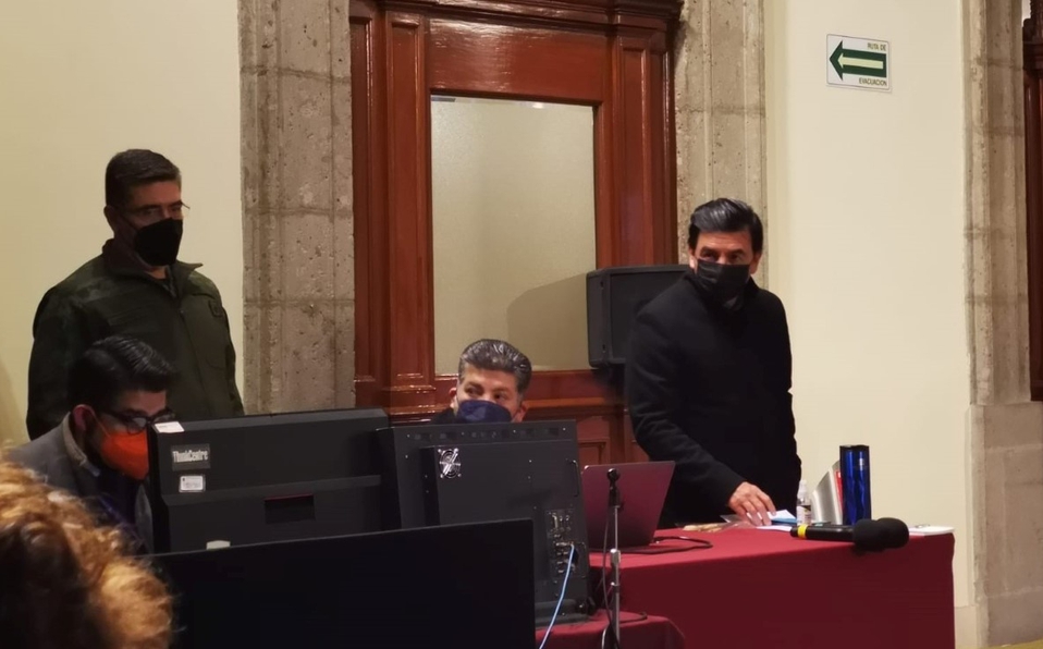 Ayudantía y staff usan cubrebocas en conferencia matutina tras recontagio de AMLO