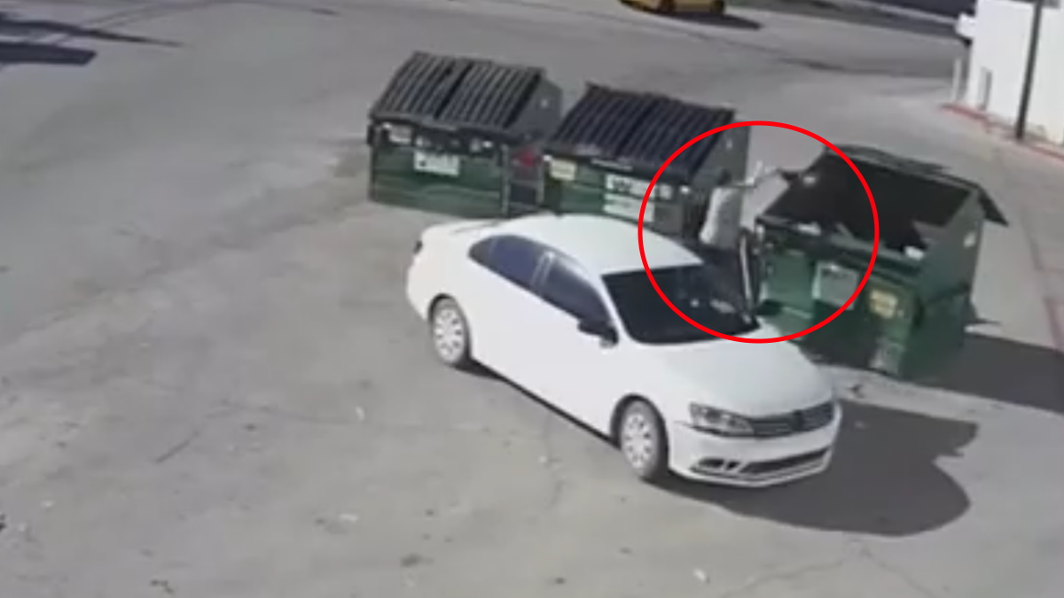 Acusan a madre de 18 años de tirar a su bebé en un contenedor de basura