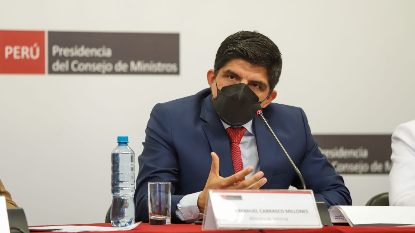 Ministro de Defensa de Perú ingresa a cuidados intensivos por COVID-19