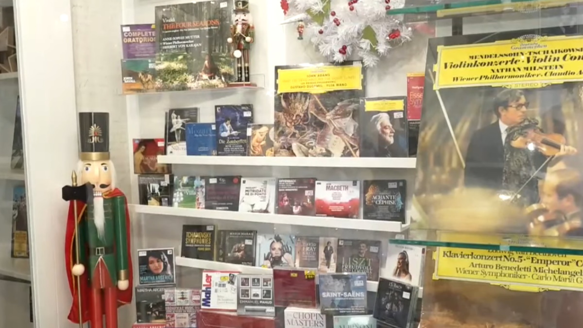 El papa Francisco visita una tienda de discos en Roma