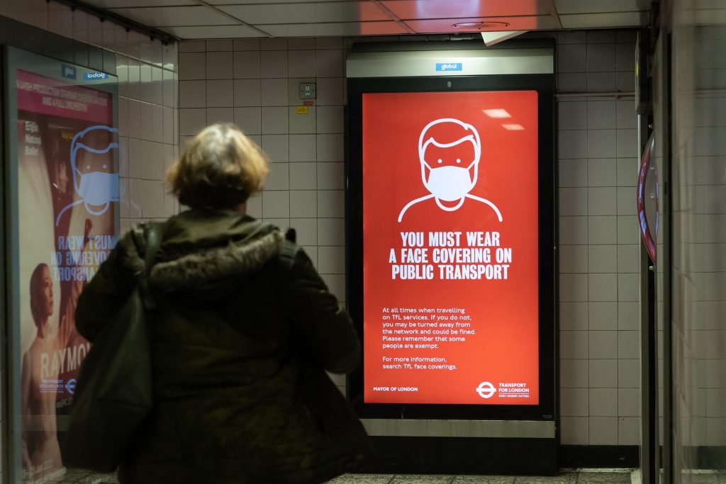 Ajustar los cubrebocas es clave para la protección contra COVID-19 - llamado-en-reino-unido-a-utilizar-cubrebocas-para-prevenir-covid-19-1024x683