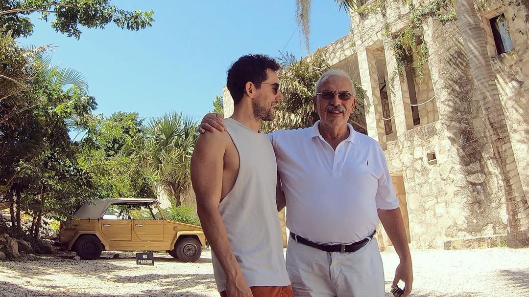 Luis Gerardo Méndez recuerda muerte por COVID-19 de su padre; pide vacunarse