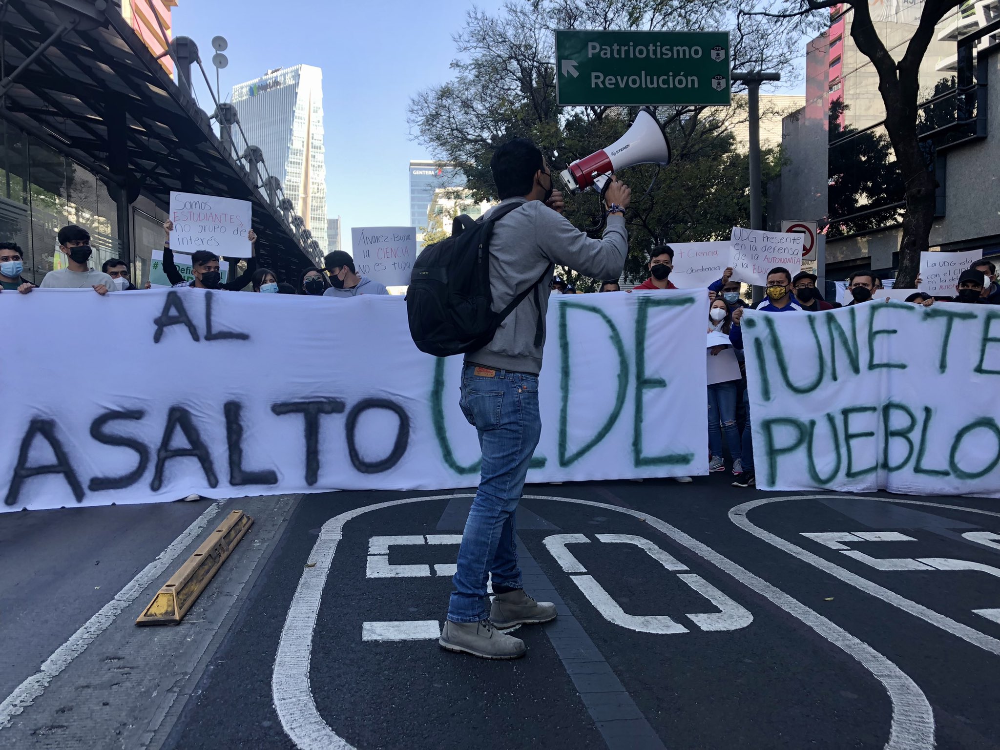 Conacyt suspende sesión en que cambiaría estatutos de CIDE; alumnos celebran “pequeña victoria” Conacyt suspende sesión en que cambiaría estatutos de CIDE; alumnos celebran “pequeña victoria”