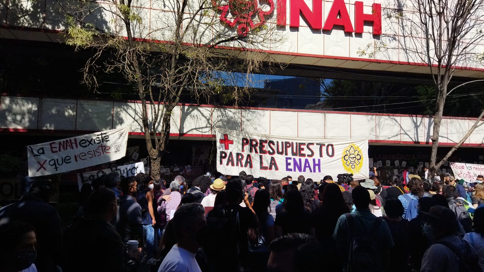 Estudiantes de la ENAH exigen en protesta por mayor presupuesto